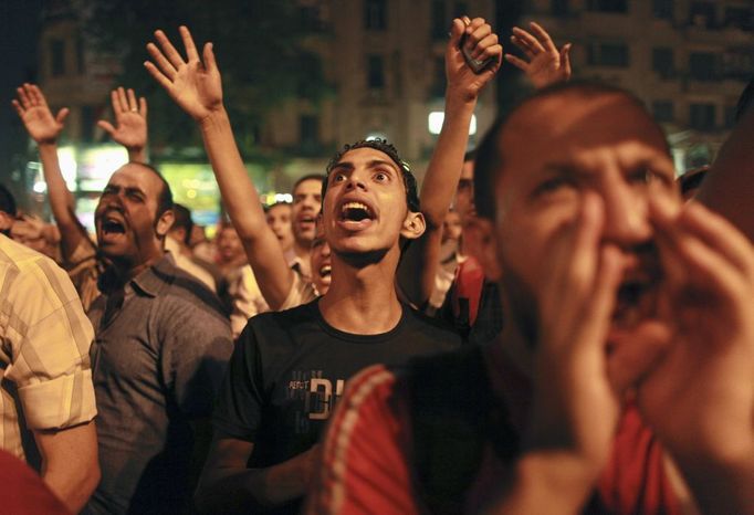 Protesty proti výsledkům prvního kola na káhirském náměstí Tahrír.