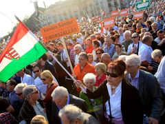 Orbán dostal na mítink v centru Budapešti desetitisíce lidí.