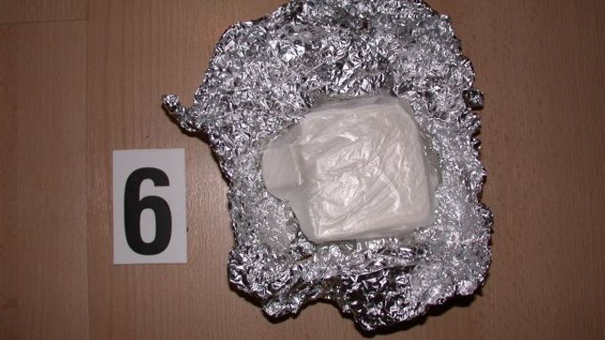 Většinu kokainu měli distributoři ukrytou ve vysavači, v autě pak nalezli kriminalisté zařízení na jeho lisování.