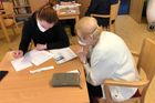 "Zaujalo mě, že takové alternativy fungují v zahraničí - hlavně v Nizozemsku či v Německu. Rozhodla jsem se, že tento model zkusím najít i tady," vzpomíná Johana na začátku rozhovoru pro Aktuálně.cz. A tak tehdy třiadvacetiletá studentka četla, zkoumala a hledala, zda podobné modely existují i v Praze, a narazila na projekt mezigeneračního bydlení Prahy 3.
