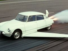 Ve filmu Fantomas se zlobí uměl Citroën DS dokonce létat.