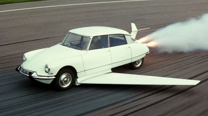 Ve filmu Fantomas se zlobí uměl Citroën DS dokonce létat.