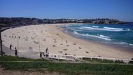 Bondi Beach nepatří sice mezi nejdelší a nejkrásnější pláže na světě, ale blízkost pulsujícího města Sydney vytváří její nezpochybnitelné kouzlo a přitahuje tak milovníky pláží z celého světa. Je to jedna z nejslavnějších pláží v Austrálii a báječné relaxační místo s možností surfování a pohledem na působivé útesy.