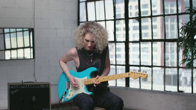 Kytaristka Devon Eisenbargerová představuje nové modely kytar Fender.