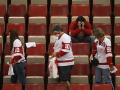 Zklamaní fanoušci Red Wings opouští halu. Strávili na hokeji pět hodin a svůj tým ke Stanley Cupu stejně nedotlačili.
