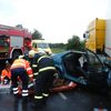 Auto skončilo pod návěsem kamionu