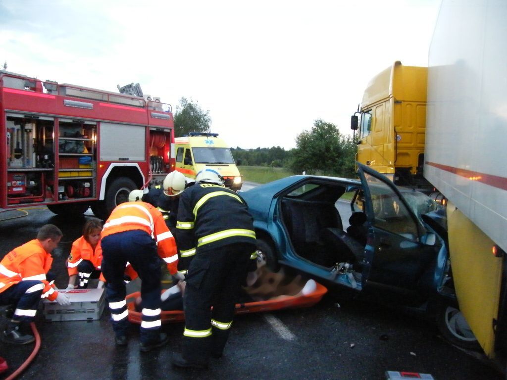 Auto skončilo pod návěsem kamionu