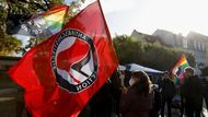 Na protest proti Třetí cestě dorazili také lidé s vlajkou decentralizované organizace Antifa.