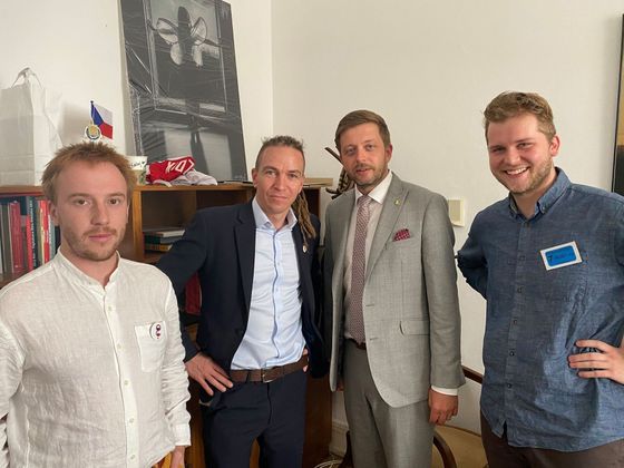 Předseda STAN Vít Rakušan a předseda Pirátů Ivan Bartoš se ukázali společně na červnovém jednání s Milionem chvilek pro demokracii