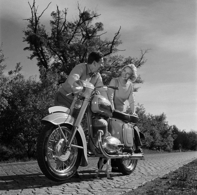 Fotografie páru s motocyklem Jawa, Vilém Heckel, 50. léta, zdroj: archiv Viléma Heckela.