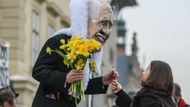 Lidé, kteří se s ním přišli rozloučit, ho obdarovávají propiskami.