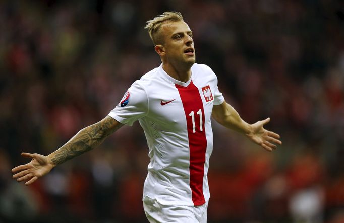 Kamil Grosicki slaví gól do sítě Gilbraltaru v kvalifikaci na mistrovství Evropy 2016.