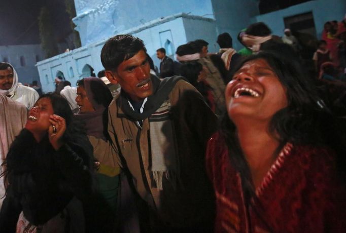 A man pulls devotees who are believed to be possessed by evil spirits by the hair while confronting them as they go into a state of trance at Guru Deoji Maharaj temple during a ghost fair at Malajpur village in Betul district in the central Indian state of Madhya Pradesh January 26, 2013. People from across India come to this fair to be exorcised of �evil spirits�. They are usually brought by relatives and they are most often women. The exorcism involves running around the temple courtyard to make the 'ghost' weak then being beaten by a priest with a broom. Picture taken January 26, 2013. REUTERS/Danish Siddiqui (INDIA - Tags: SOCIETY RELIGION) ATTENTION EDITORS: PICTURE 18 OF 24 FOR PACKAGE 'INDIAN GHOSTBUSTERS' SEARCH 'INDIA GHOST' FOR ALL IMAGES Published: Úno. 5, 2013, 5:10 dop.