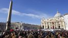 A general view of St. Peter's Square as newly elected Pope Francis arrives in Saint Peter's Square for his inaugural mass at the Vatican March 19, 2013. Pope Francis celebrates his inaugural mass on Tuesday among political and religious leaders from around the world and amid a wave of hope for a renewal of the scandal-plagued Roman Catholic Church. REUTERS/Giampiero Sposito (VATICAN - Tags: RELIGION POLITICS) Published: Bře. 19, 2013, 9:06 dop.