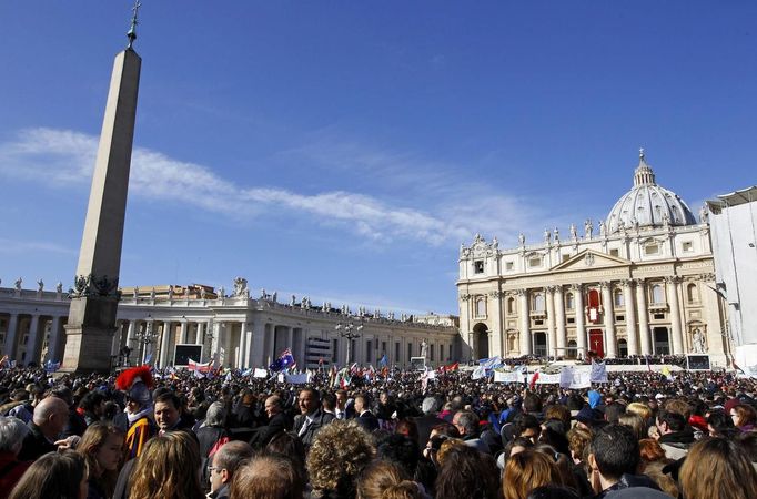 A general view of St. Peter's Square as newly elected Pope Francis arrives in Saint Peter's Square for his inaugural mass at the Vatican March 19, 2013. Pope Francis celebrates his inaugural mass on Tuesday among political and religious leaders from around the world and amid a wave of hope for a renewal of the scandal-plagued Roman Catholic Church. REUTERS/Giampiero Sposito (VATICAN - Tags: RELIGION POLITICS) Published: Bře. 19, 2013, 9:06 dop.