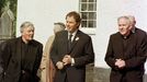 Britský premiér Tony Blair prochází ruinami římskokatolické kaple u mezinárodního letiště Aldergrove v severoirském Crumlinu v roce 1998.