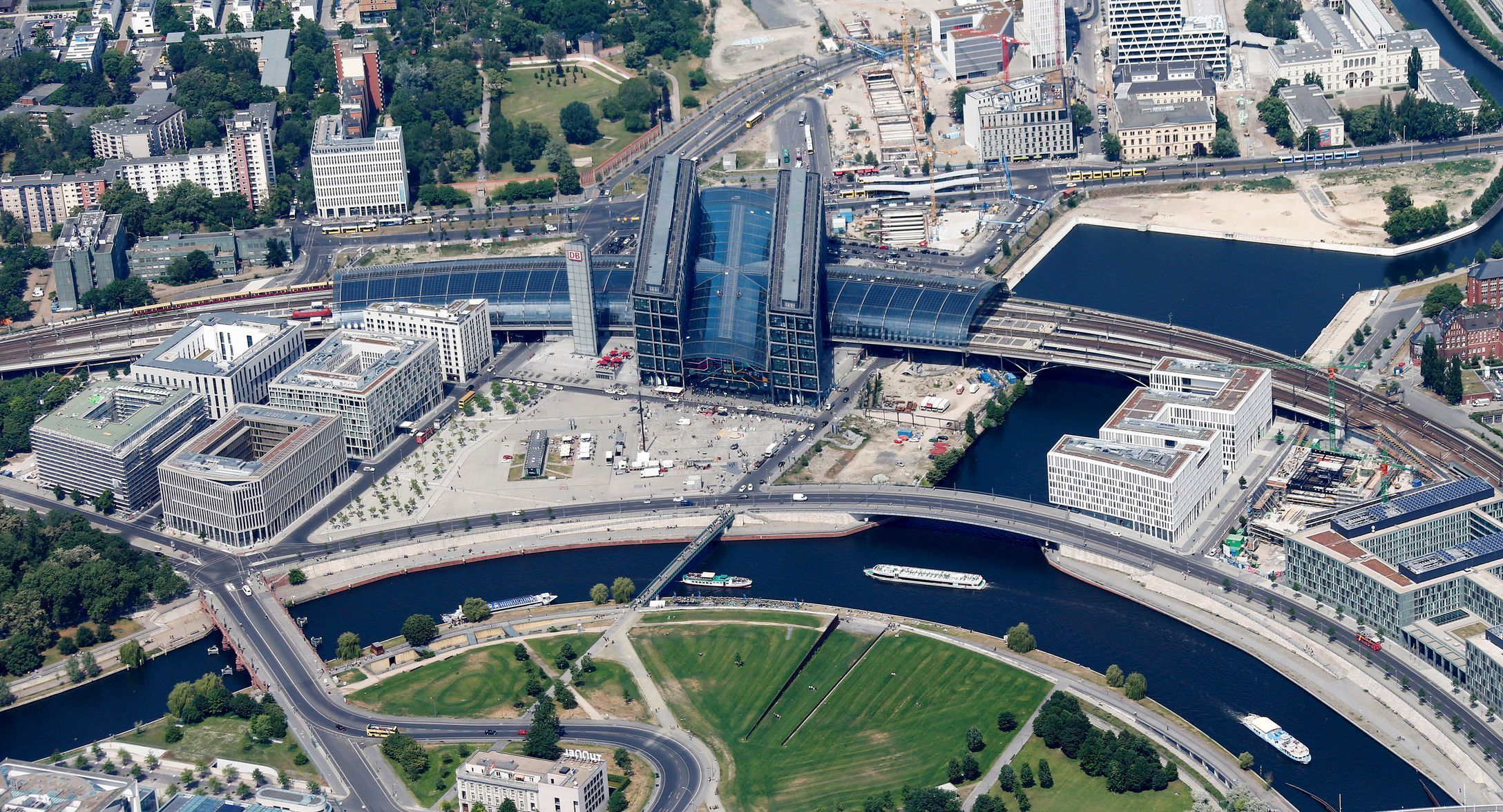 Letecký pohled na Berlín a jeho nádraží.