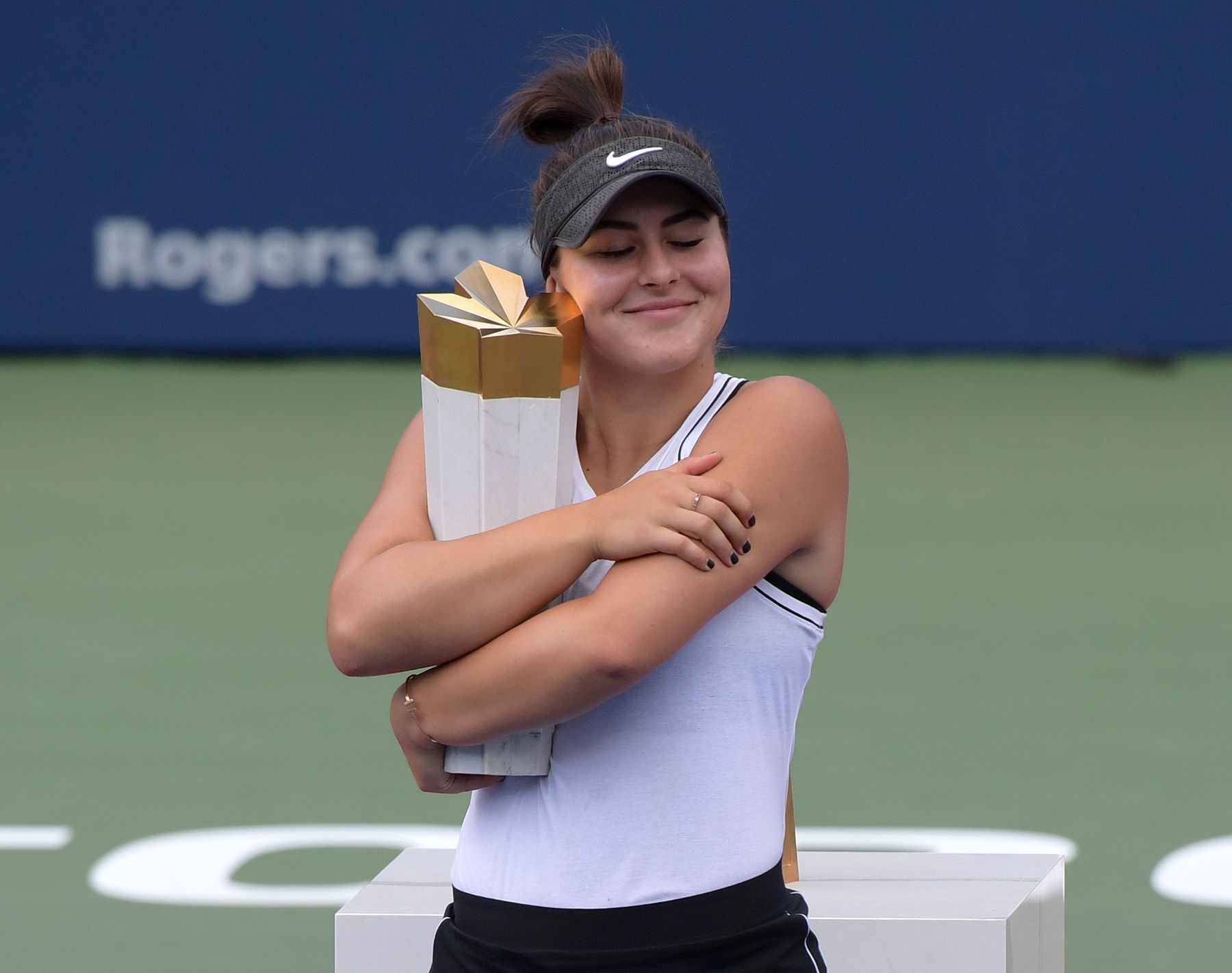 Bianca Andreescuová se mazlí s trofejí pro vítězku turnaje v Torontu