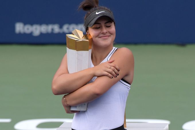 Bianca Andreescuová se mazlí s trofejí pro vítězku turnaje v Torontu.