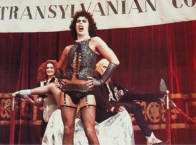Patricia Quinnová, Tim Curry a Richard O'Brien ve filmovém muzikálu Rocky Horror Picture Show.