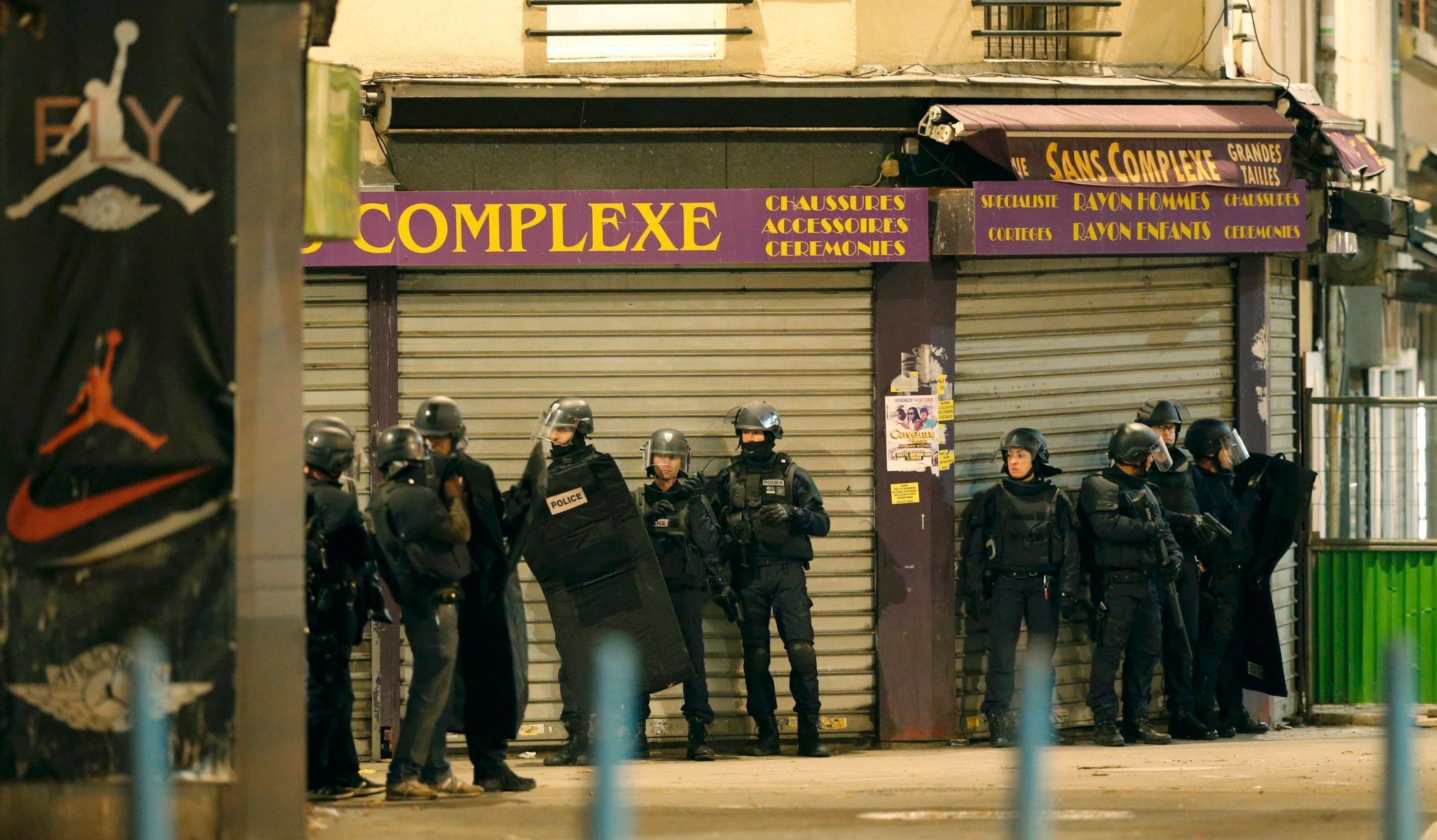 Speciální policejní jednotky podle nepotvrzených zpráv zasahují proti strůjci pátečních atentátu v Paříži. Abdelhamidu Abaaoudovi.