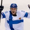 Finsko - USA, o bronz: Juuso Hietanen  slaví gól na 3:0