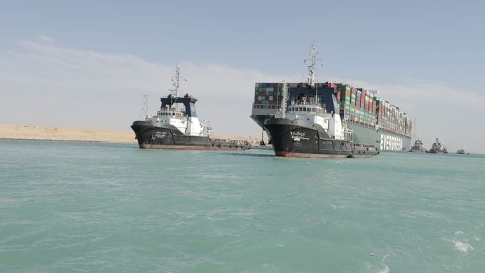 Foto: Konec zácpy u Suezu. Průplav zdolala poslední loď čekající ve frontě