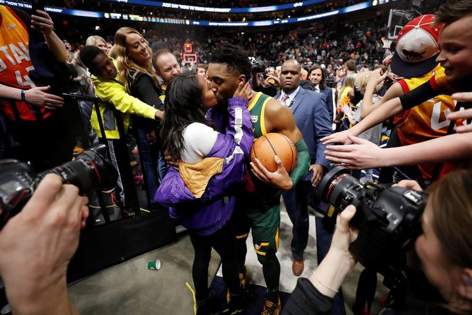 Za výkon proti Milwaukee si basketbalista Utahu Donovan Mitchell zasloužil polibek od přítelkyně Dejy Lightyové.