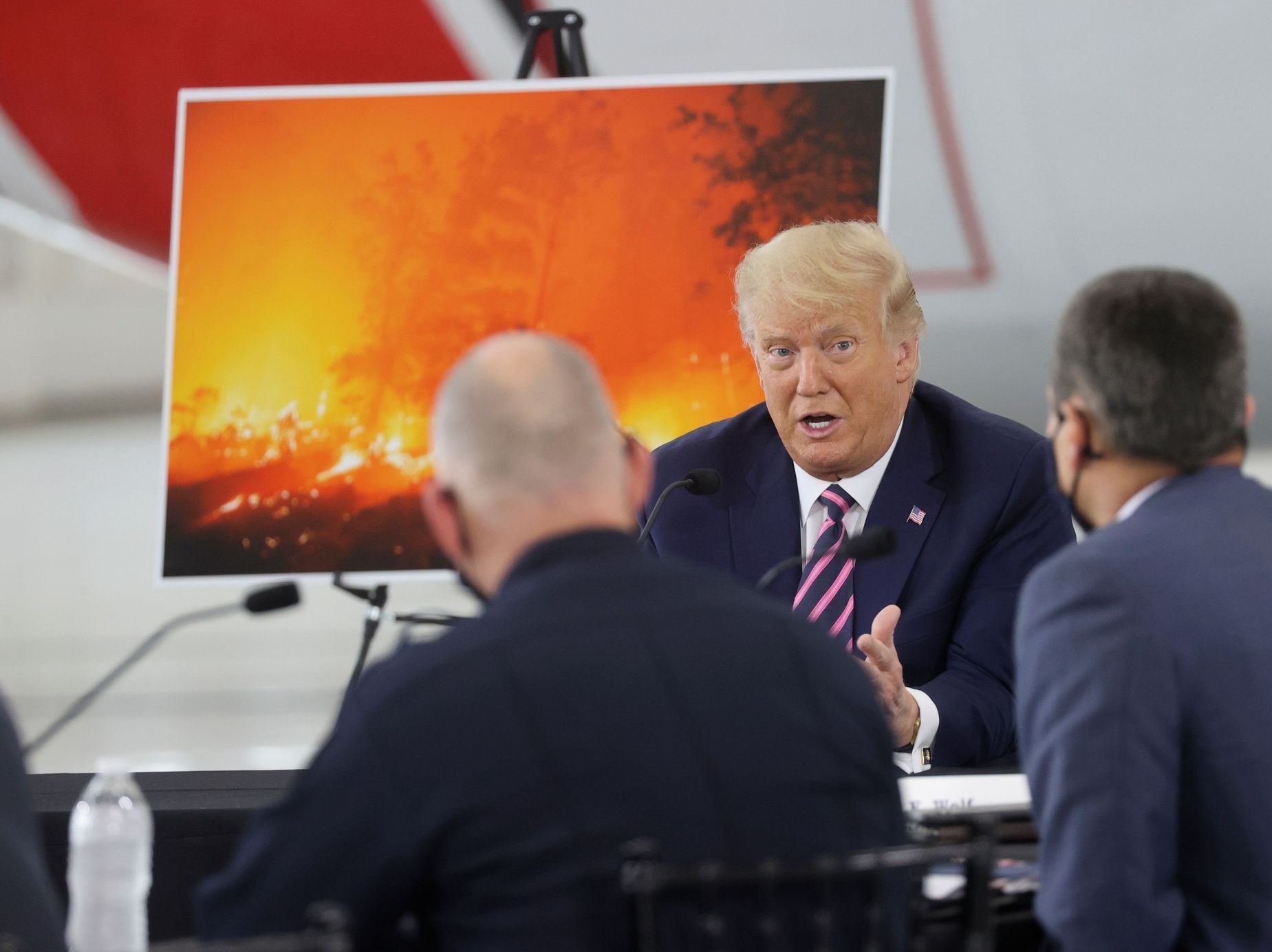 Americký prezident Donald Trump na schůzce k lesním požárům v Kalifornii.