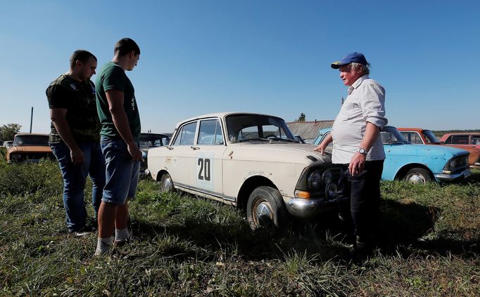 Nedaleko ruské vesnice Chernousovo se pod širým nebem nacházejí desítky starých aut.