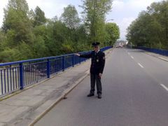 Prohnutý most policie uzavřela.