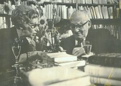 Esther Hoffeová a Max Brod v jeho telavivské kanceláři.