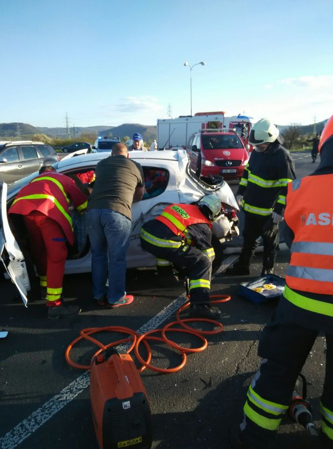 Nehoda autobusu a osobního auta u Kadaně na Chomutovsku, po které bylo zraněno 25 lidí.