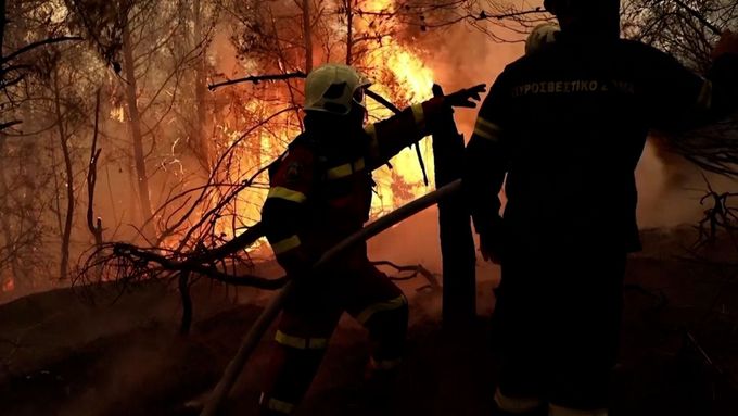 Čeští a slovenští hasiči pomáhají zkrotit lesní požáry v Řecku.