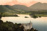 Skotsko bylo vždy pyšné na svou malebnou krajinu plnou údolí, jezer a romantických zřícenin. Právě tuto atmosféru zachytili fotografové, kteří před více než 120 lety pořizovali unikátní barevné snímky tamních pamětihodností. Na této fotografii je hotel Loch Awe na břehu stejnojmenného skotského jezera.