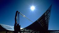 "Trans-středomořská spolupráce obnovitelné energie (The Trans-Mediterranean Renewable Energy Cooperation - TREC) je síť vědců a politiků z různých zemí, kteří se rozhodli vyřešit energetický problém Evropy," stojí na webu společnosti Sollar Milenium AG. "Svou vizi nazývají Desertec a spočívá v proměně pouštní slunce na elektřinu prostřednictvím solárně-termální technologie. Používat by se měla parabolická zrcadla, která by koncentrovala sluneční svit jako zvětšovací sklo.