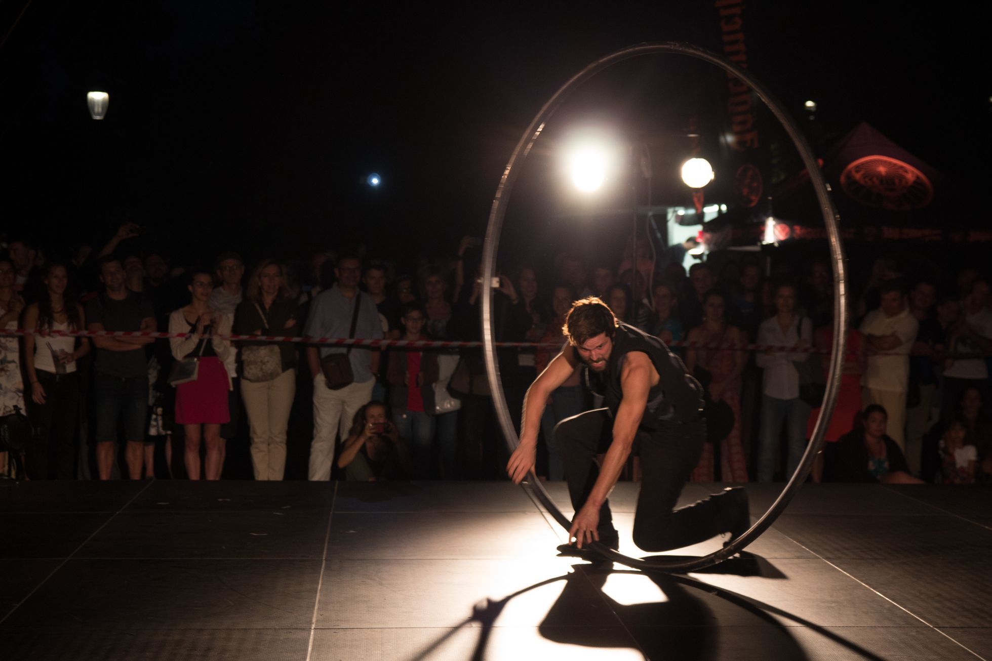 Začal festival Letní letná. Podívejte se na představení akrobatů nového cirkusu pod širým nebem