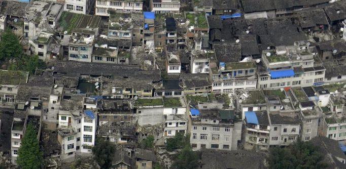 An aerial view shows houses damaged after a strong earthquake in Lushan county, Ya'an, Sichuan province, April 20, 2013. At least fifty-six people were killed and more than 500 others injured in the earthquake, according to Xinhua News Agency. REUTERS/China Daily (CHINA - Tags: DISASTER ENVIRONMENT) CHINA OUT. NO COMMERCIAL OR EDITORIAL SALES IN CHINA Published: Dub. 20, 2013, 6:08 dop.