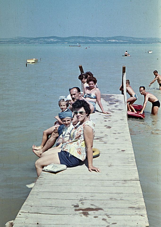 Lidé na molu u jezera Balaton poblíž obce Balatonszárszó v Maďarsku. Rok 1966