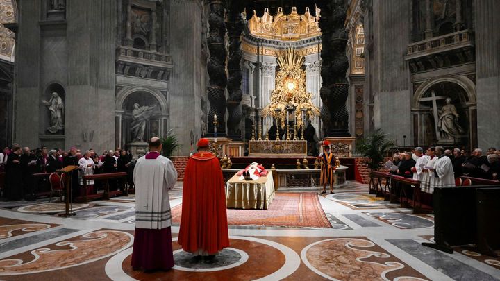 Na pohřeb Benedikta přijede Fiala s českými biskupy. S papežem se rozloučí i králové; Zdroj foto: Reuters
