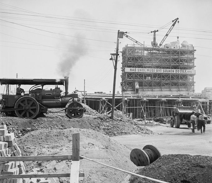 Archivní fotografie z éry 50. a 60. let 20. století, kdy na Letné v Praze vznikl a později zanikl nechvalně proslulý Stalinův památník.