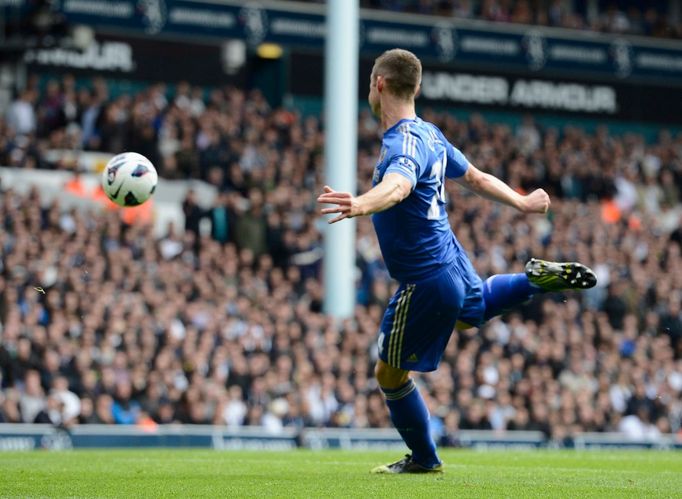 Fotbalista Chelsea Gary Cahill slaví svůj gól v utkání anglické Premier League 2012/13 proti Tottenhamu.