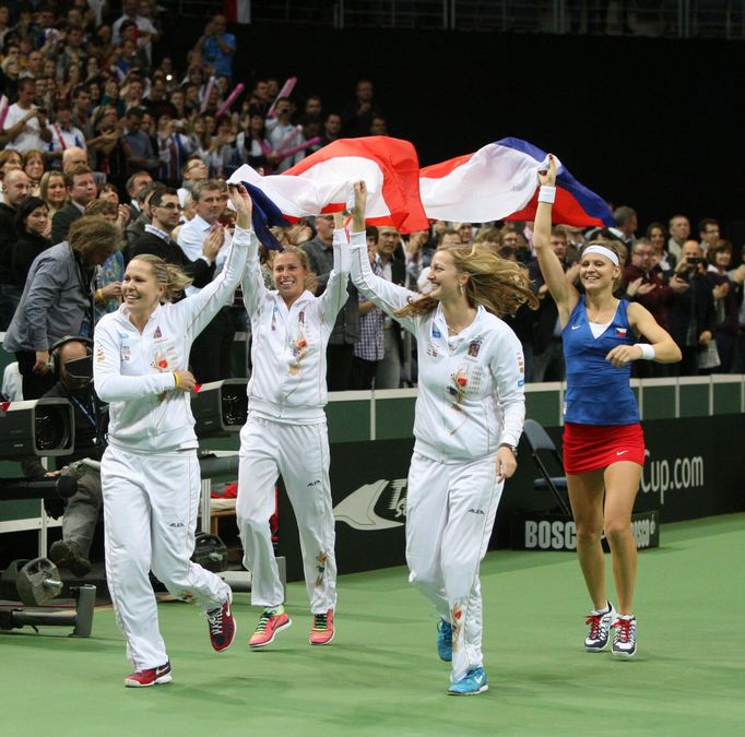 České tenistky slaví vítězství ve Fed Cupu 2012 nad Srbkami.