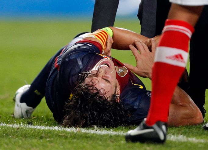 Fotbalista Barcelony Carlos Puyol se zranil v utkání Ligy mistrů 2012/13 s Benficou Lisabon.