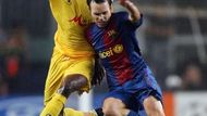 Barcelonský Andres Iniesta (vpravo) bojuje o míč s hráčem Levski Sofia Richardem Eromoigbem vzápase Ligy mistrů skupiny A.