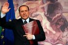 Berlusconi klidnější, stále trvá na svém