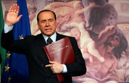Osamocený Silvio Berlusconi pomalu odchází
