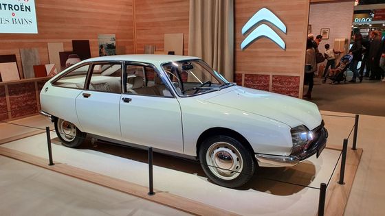 Citroën GS oslavil na Rétromobile padesátiny.