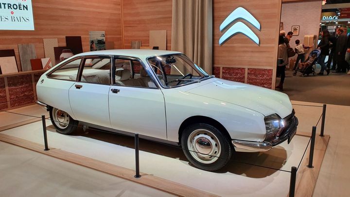 Česká auta zářila na veteránské výstavě. Na Rétromobile byly vidět škodovky i Velorex