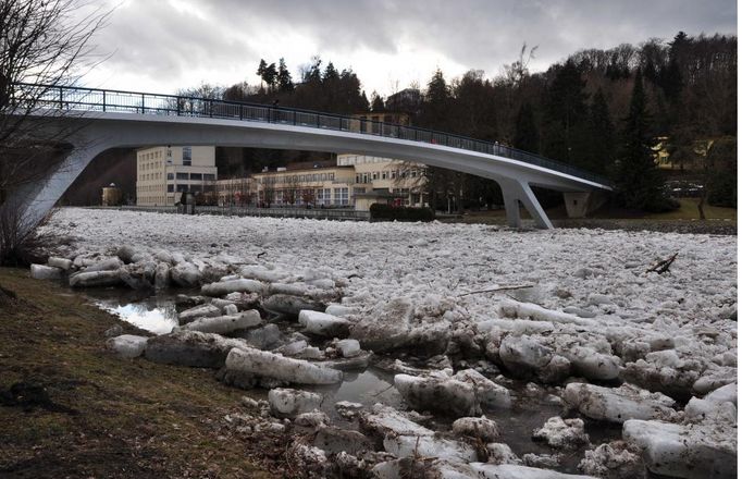 Pohled směrem k lázeňské kolonádě v Teplicích nad Bečvou. S krami dorazily i kusy stromů.